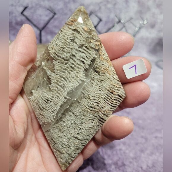 Garden Quartz Rhombas with Stand - Picture 8 of 13